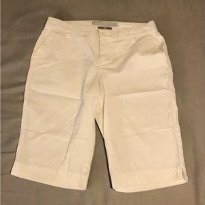 Old Navy Mid-Rise Stretch White Shorts Size 1